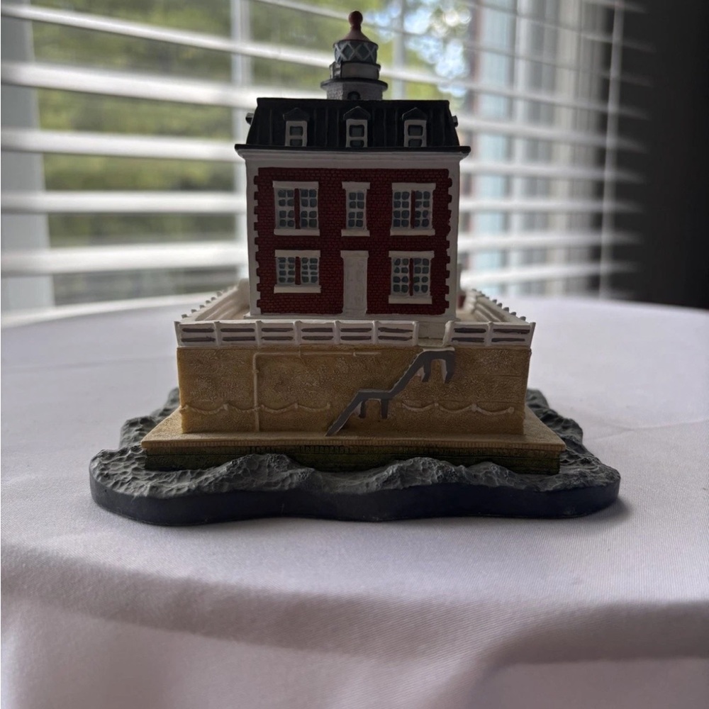 Danbury Mint New London Ledge Lighthouse Figurine Connecticut Historic